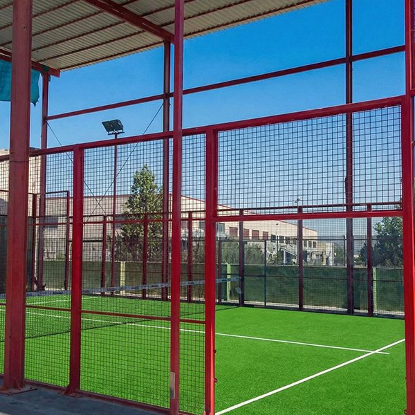 Cancha de pádel tras rejas rojas