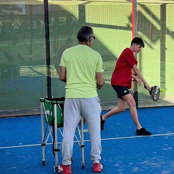 Clases de pádel para adolescentes