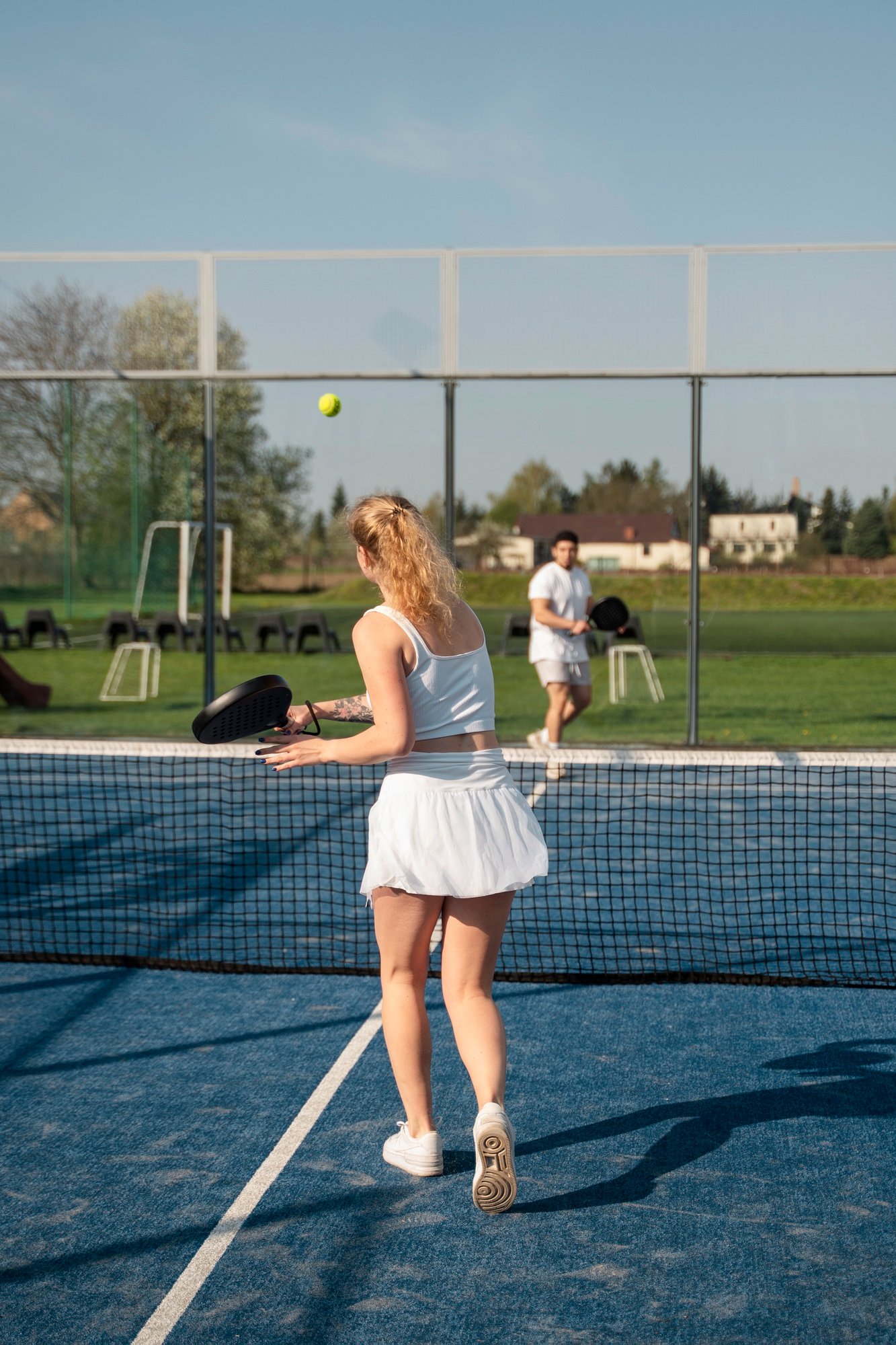 Jugadores en cancha de pádel