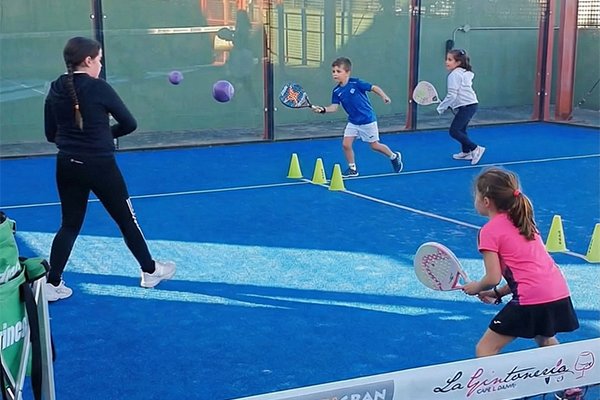 Niños jugando al pádel
